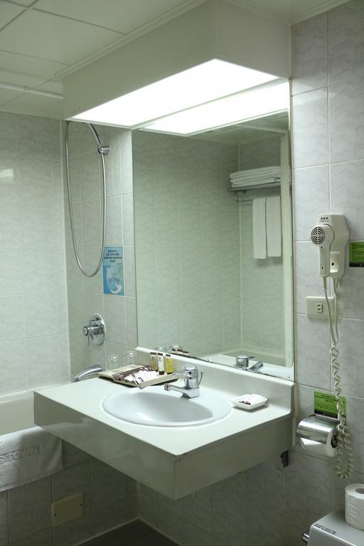 King'S Town Hotel Каосюн Екстериор снимка