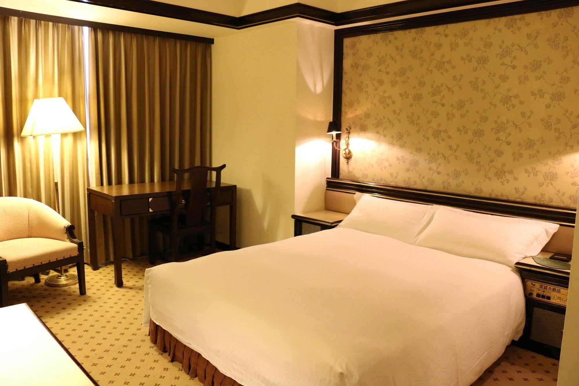 King'S Town Hotel Каосюн Екстериор снимка