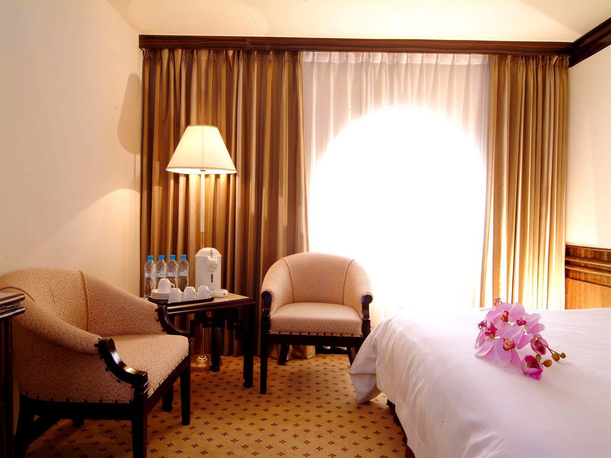 King'S Town Hotel Каосюн Екстериор снимка