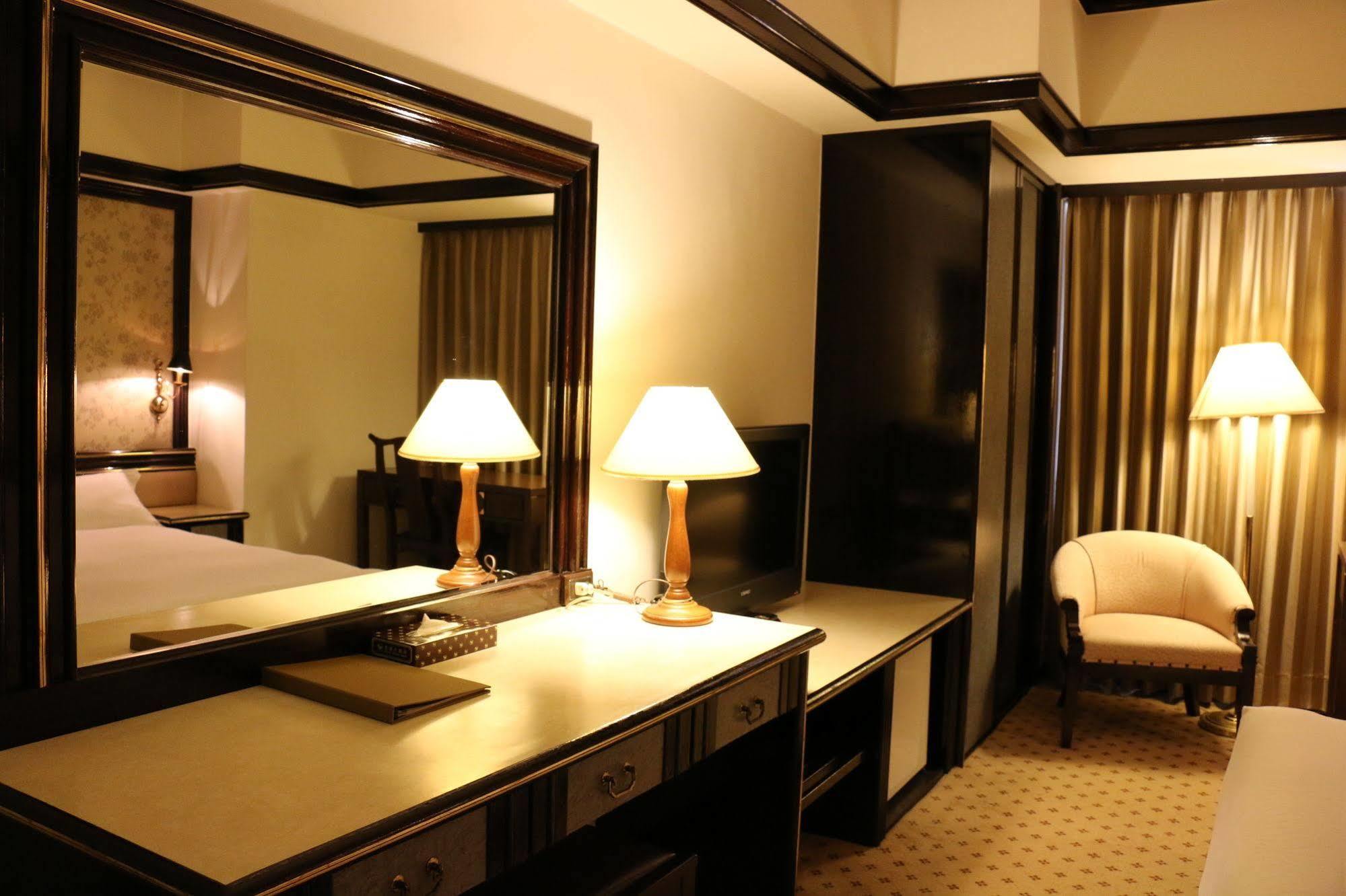 King'S Town Hotel Каосюн Екстериор снимка